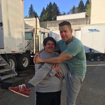 Las new balance 373 burgundy sneakers usadas por Ryan Reynolds en su cuenta de Instagram