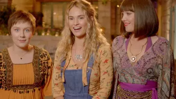 Le collier doré de Ta­nya jeune (Jes­sica Kee­nan Wynn) dans Mamma Mia! Here We Go Again
