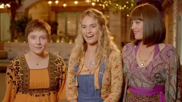 Les jeunes de Tanya (Jessica Keenan Wynn) or pendentif comme on le voit dans Mamma Mia! Ici, Nous Allons À Nouveau
