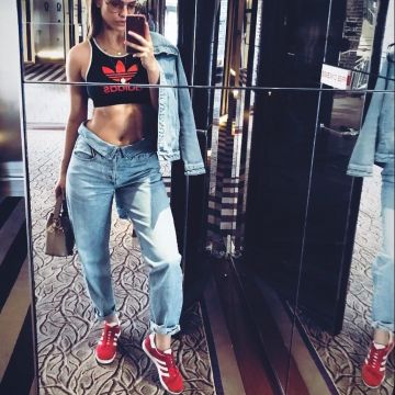 Sneakers Adidas Gazelle red worn by Barbara Palvin on his account Instagram