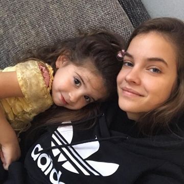 The sweatshirt hoody Trefoil, black Adidas worn by Barbara Palvin on his account Instagram