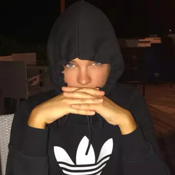 Le sweatshirt à capuche Adidas porté par Barbara Palvin sur son compte Instagram
