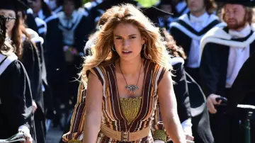 Les jeunes Donna (Lily James) papillon pendentif comme on le voit dans Mamma Mia! Ici, Nous Allons À Nouveau !