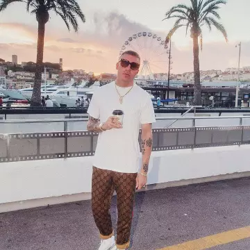 Pantalones de jogging de la camiseta técnica de Gucci GG que lleva Macklemore en su cuenta de Instagram