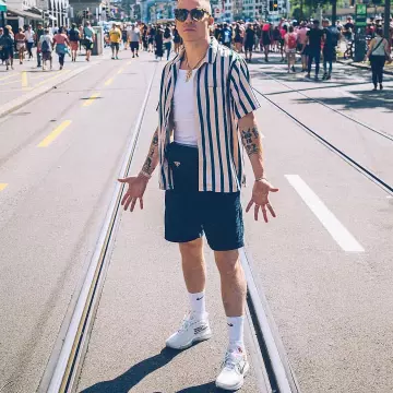 Les Sneakers The 10: Nike Air Max 97 OG "off white"   portées par Macklemore sur le compte Instagram @complexsneakers