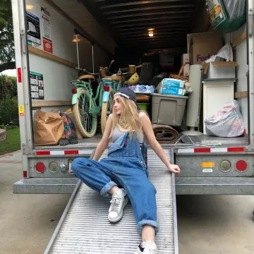 La paire de sneakers Alexander McQueen portées par Sabrina Carpenter sur son compte Instagram