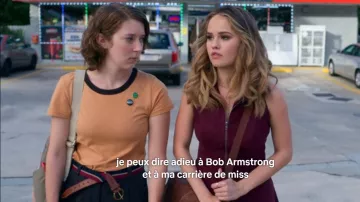 Cinturón azul blanco y rojo de Nonnie (Kimmy Shields) en Insaciable S01E02