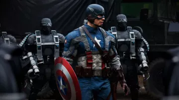The replica of the shield vibranium Steve Rogers / Captain America (Chris Evans) in Captain America : The First Avenger