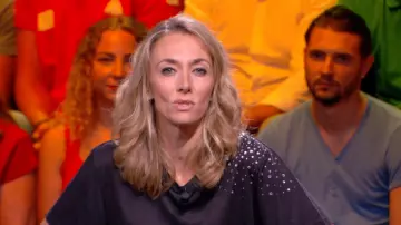 The black t-shirt with shoulder strassé Laurie Delhostal in J+1 of the 12/08/2018