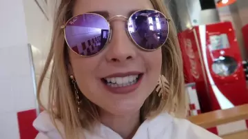 Los pendientes de hoja de oro de Zoella (Zoe Sugg) en su video "BEACH TIME & COUPLE DRAMA"