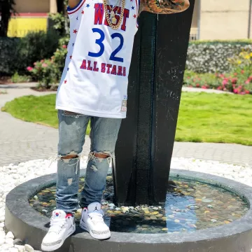 Les Sneakers Air Jordan 3 Retro "Seoul"  portées par Conceited sur son compte Instagram