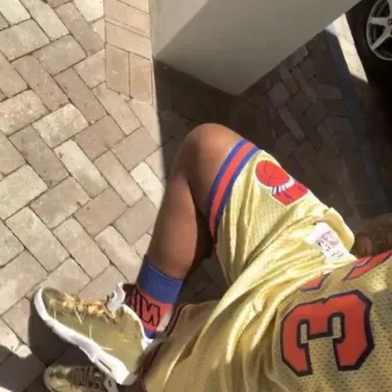 Les Sneakers Air Jordan 6 Retro "pinnacle" porté par Prétentieux sur son Instagram compte