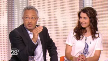 The white t-shirt with feather Laure Daussy in 28 minutes of 03/08/2018