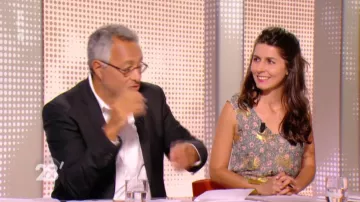 El traje estampado de flores occidentales The Kooples de Laure Daussy en 28 minutos del 31/07/2018