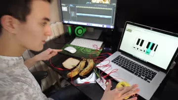 Le casque vert Razer Kraken fluo vu dans la vidéo "Détruire un ordinateur avec cette clé USB" de Hugo Posay