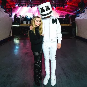 Sneakers Air Jordan 4 Retro "pure Money" made by Marshmello on the account Instagram of Sabrina Carpenter