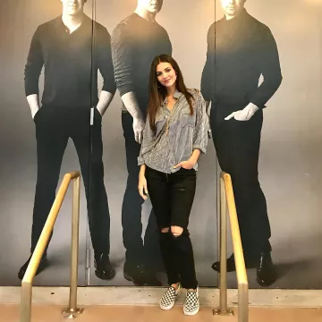 Les sneakers Vans Classic Slip On à damier portées par Victoria Justice sur son compte Instagram