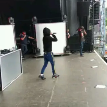 Les sneakers Dior noires et rouges de Vald sur sa story Instagram