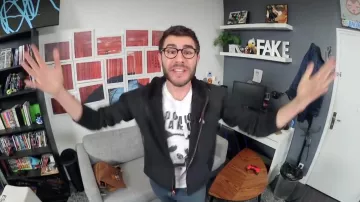 Las letras decorativas blancas que se ven en el fondo del video de YouTube de Cyprien "Objetos WTF"
