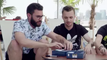 el juego de mesa visto en el video de YouTube ¡Jugamos a tu madre en calzoncillos! por Squeezie