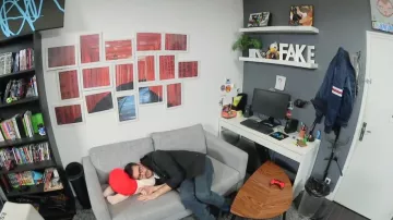 El cojín rojo "piernas de mujer" visto en el video "Objetos WTF" de Cyprien