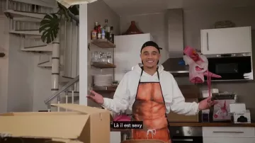 Le tablier homme en slip vu dans la vidéo "Mister V reçoit encore les cadeaux de Cyprien"