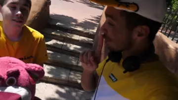 The t-shirt champion yellow seen in the video Mastu "We exchange our cards bleuues for 24 hours"
