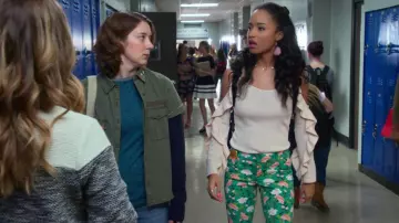 Le chemisier nude avec épaules dénudées de Magnolia Barnard (Erinn Westbrook) dans Insatiable S01E05