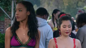 Le haut de maillot de bain triangle rose de Magnolia Barnard (Erinn Westbrook) dans Insatiable S01E05