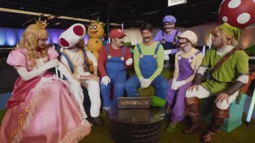 Le costume Nintendo de Peach porté par Natoo dans la vidéo Mario carte bleue all star de Mcfly & Carlito