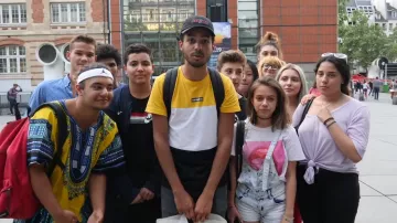 The backpack Eastpak red seen in the video "we exchange our cards for 24" Mastu