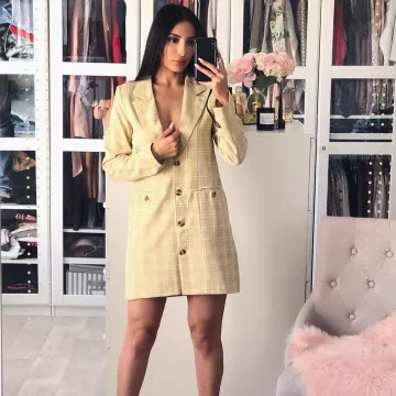La robe blazer jaune pastel portée par Sananas sur son post Instagram
