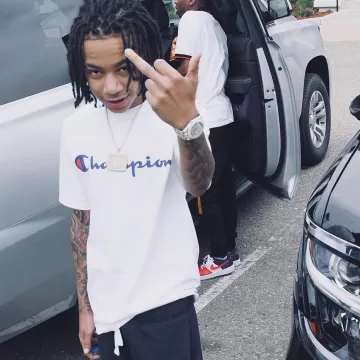 La camiseta blanca de Champion usada por el rapero YBN Nahmir en su instagram