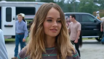 El collar de estrellas de oro amarillo usado por Patty Bladell (Debby Ryan) en Insatiable S01E03