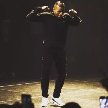 Zapatillas blancas usadas por Sofiane aka Fianso en Instagram