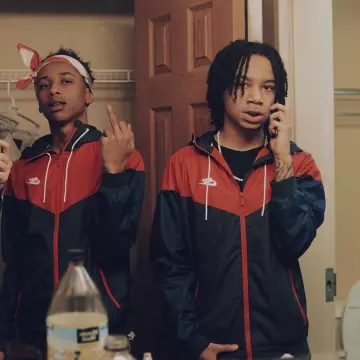 The jacket cuts wind Nike blue and red that bears the rapper YBN Nahmir on Instagram
