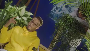 La sudadera con capucha amarilla de Stone Island usada por Krisy en su video musical Je Roule