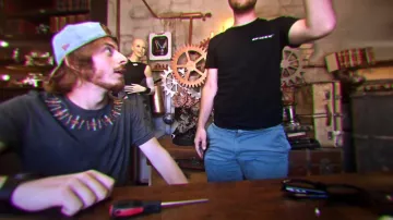 La camiseta negra de Space X / Falcon 9 usada por Amixem en el video de YouTube ¡ATERRIZO EN REDBOX DE CYR! L