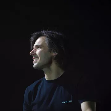 Le t-shirt noir Avnier porté par Orelsan sur son compte Instagram