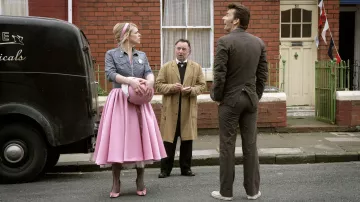 Rose Tyler (Billie Piper) robe rose, comme on le voit dans le Médecin Qui 2x07