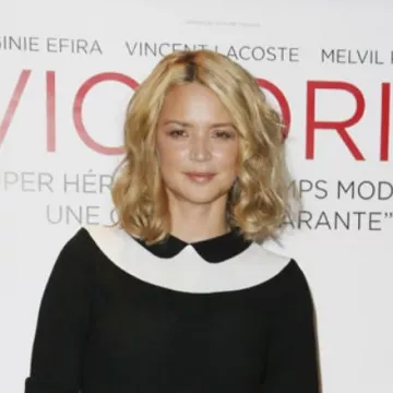 El vestido blanco y negro de Virginie Efira en el estreno de Victoria