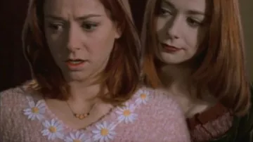 The sweater-pink with daisies that door Willow Rosenberg (Alyson Hannigan) in Buffy the vampire slayer S03E16