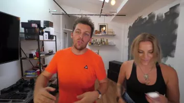 Le t-shirt orange Le Coq Sportif de Pierre Croce dans sa vidéo youtube "Tu devines le prix ou tu le portes"