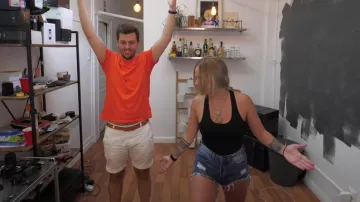 Le débardeur noir porté par Emy dans la vidéo "Tu devines le prix ou tu le portes" de Pierre Croce