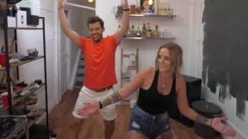 Le short en jean porté par Emy dans la vidéo "Tu devines le prix ou tu le portes" de Pierre Croce