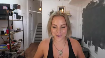 The collar of Emy in the youtube video "You guess the price or are you the" doors of Stone Corce