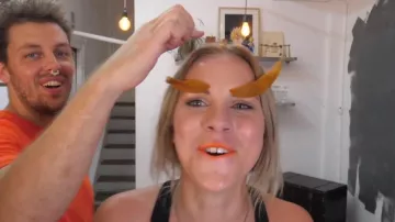 the whiskers asterix views in the video "you guess the price or you the door" of Peter Croce