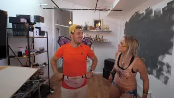 The bag banana navel worn by Peter Croce in his video "You guess the price or you the doors"