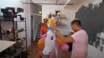 The pink t-shirt seen in the youtube video "You guess the price or you the door" of Peter Croce