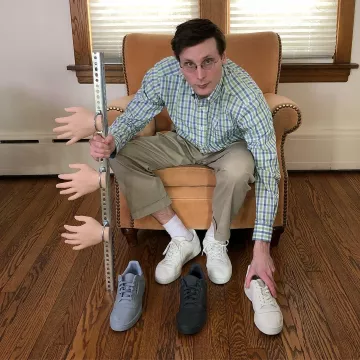 Las zapatillas adidas Yeezy Powerphase Calabasas Core White blancas usadas por el YouTuber Brad Hall en su instagram